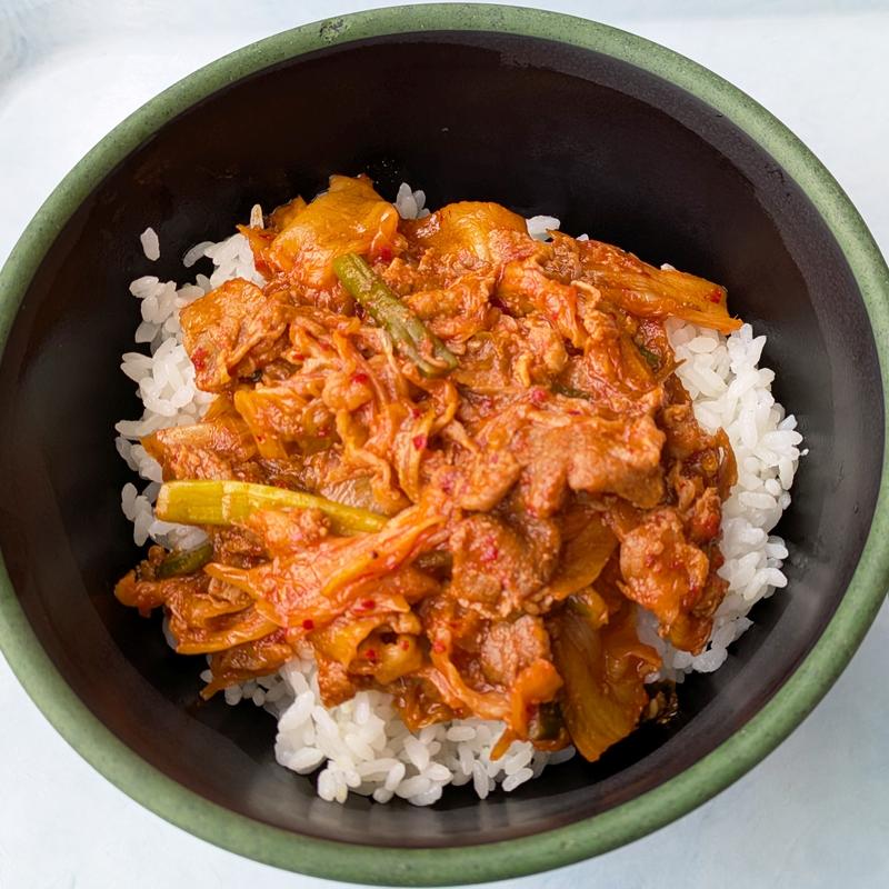 豚キムチ丼(中)(東京科学大学つばめ生協すずかけ台食堂)