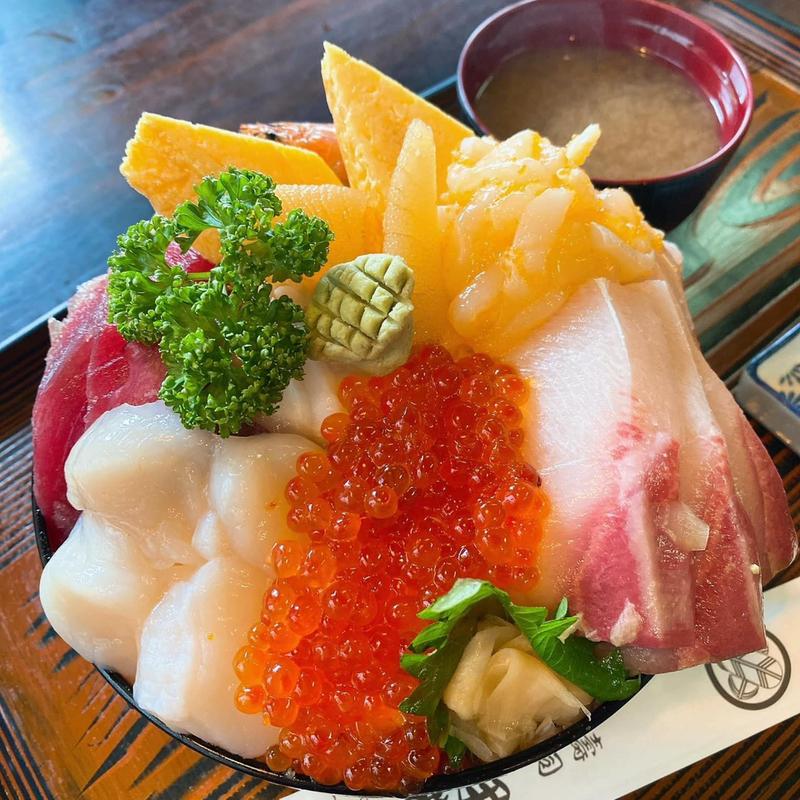 豪華海鮮丼巨大ドーム盛り(伊澤家)