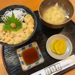 帆立の漬け丼(海鮮食堂 よってけまるとみ(海鮮丼))