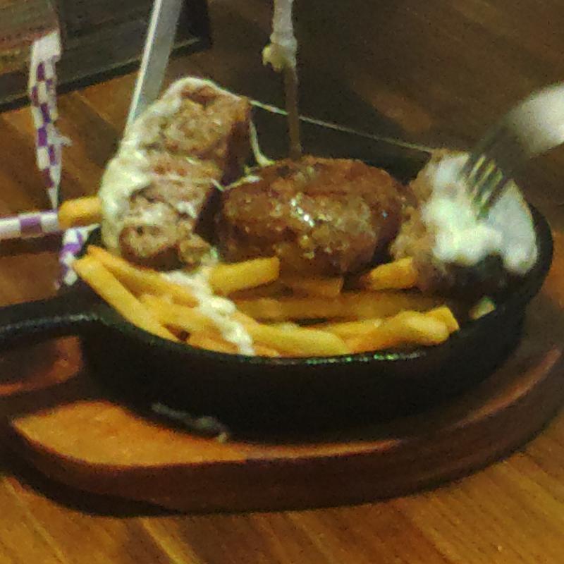 チョモランマハンバーグ(居酒屋AJITO)