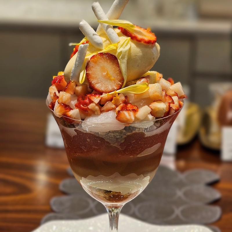 苺と百合根の苺大福なパフェ(EMME WINE BAR 表参道)