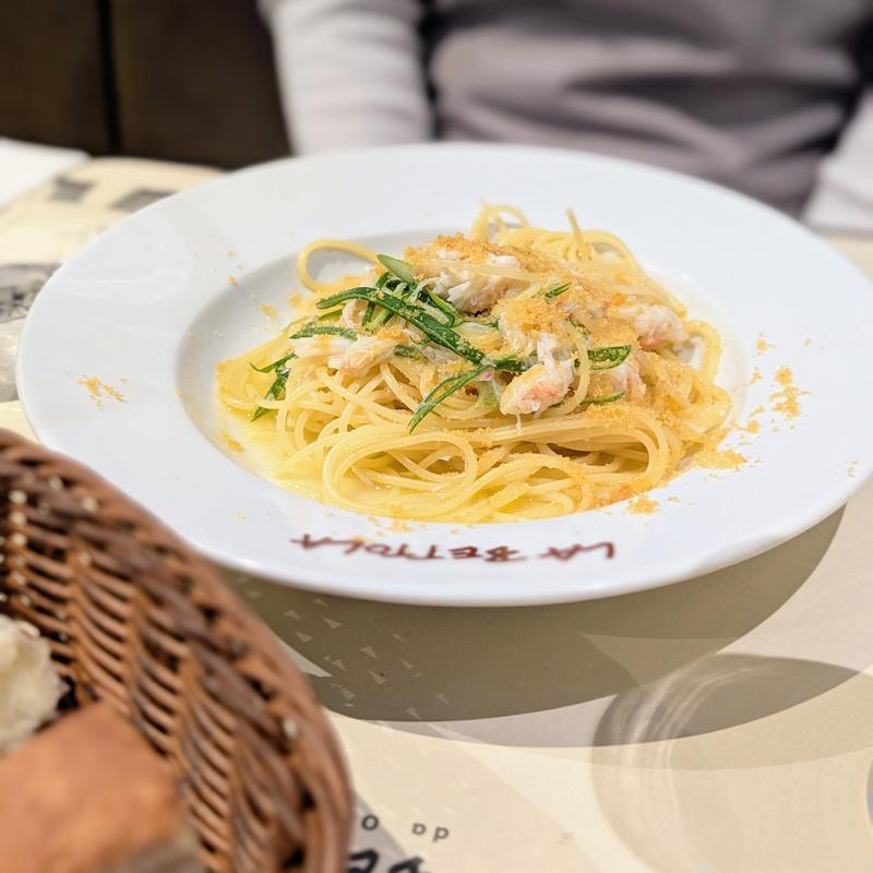 ズワイ蟹と九条葱のからすみスパゲッティ(ラ・ベットラ・ダ・オチアイ)