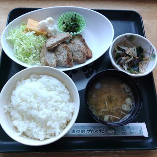まぐろステーキ定食(レモン風味)