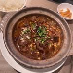国産牛の四川風辛味土鍋炒め(中国飯店 倶楽湾)