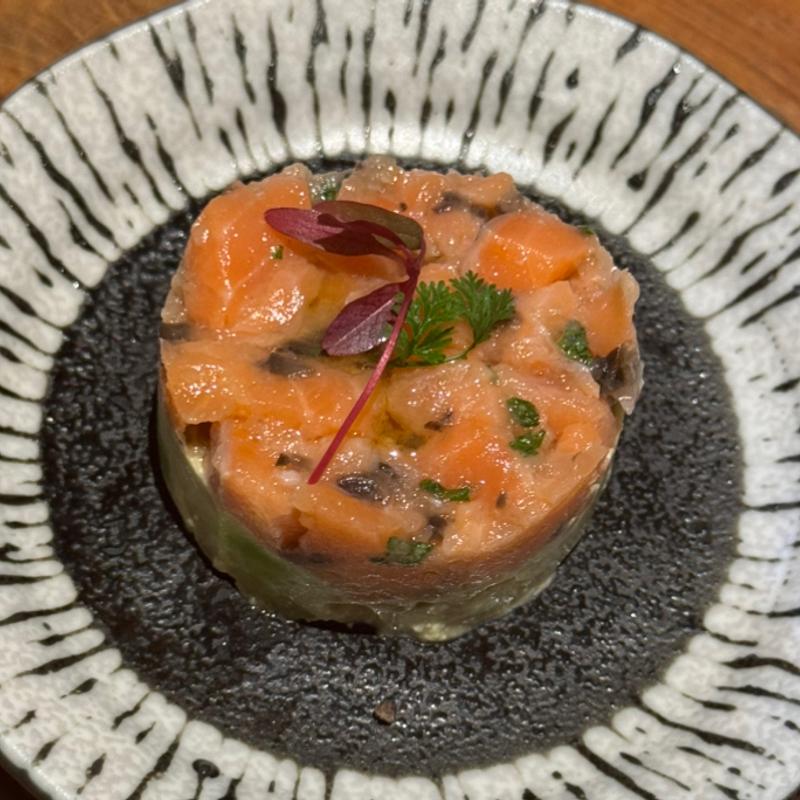  サーモンとアボカドのタルタル(俺のフレンチ・イタリアン 心斎橋)