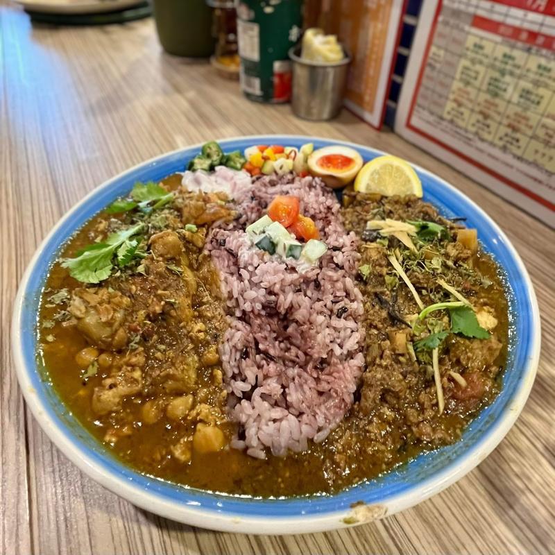 クワトロチキンカレープレートと和風合挽きキーマカレープレートのコンビ ごはんS(ナミニノカレー )