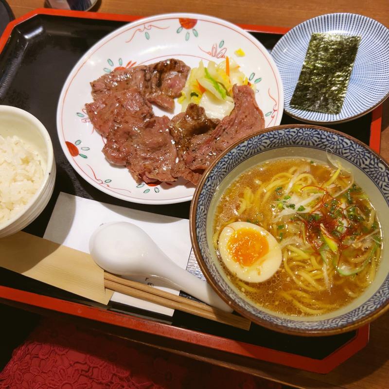 牛たん焼きとハーフラーメン半ライス付き(牛たん焼き 仙台 辺見 天王寺ミオ店)