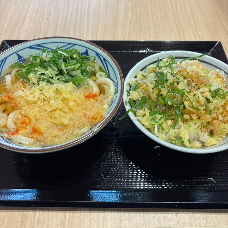 かけうどんと無料天かす、ネギの天丼(丸亀製麺イオンモール岡崎)