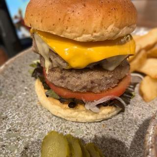 2種チーズにWパテ(Smoky Monkey Hamburger & More)