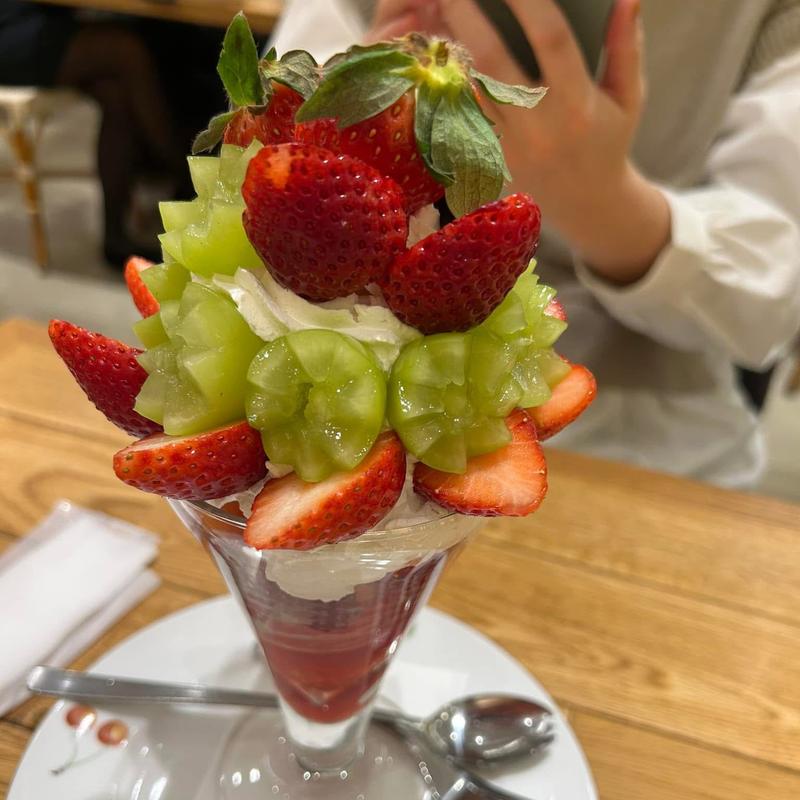 いちごとシャインマスカットのパフェ(果樹園 リーベル)