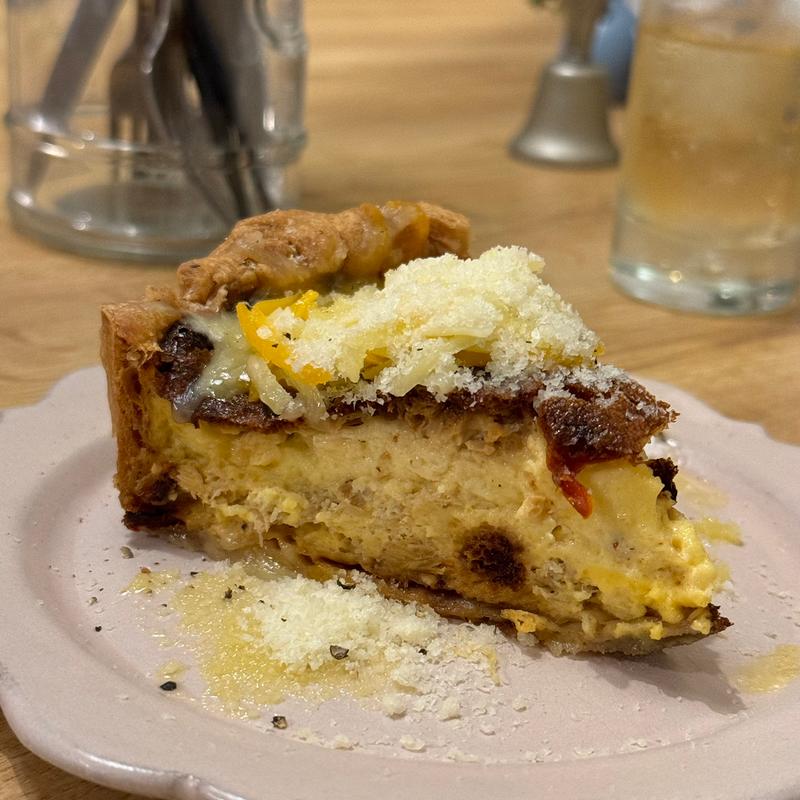 蟹、ドライトマト、チーズのキッシュ(ashitaba)