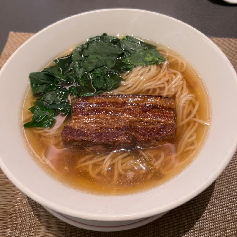 豚の角煮スープそば(中国飯店 倶楽湾)