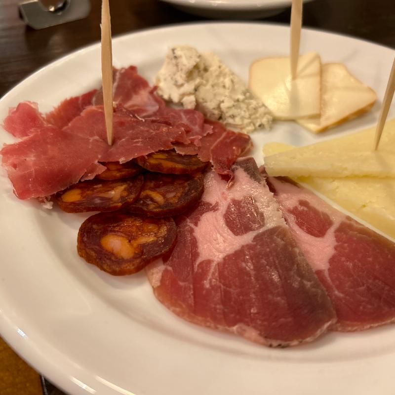 チーズと生ハムなどの盛り合わせ(Cafe & Bar FLAUTA(カフェ & バル フラウタ))