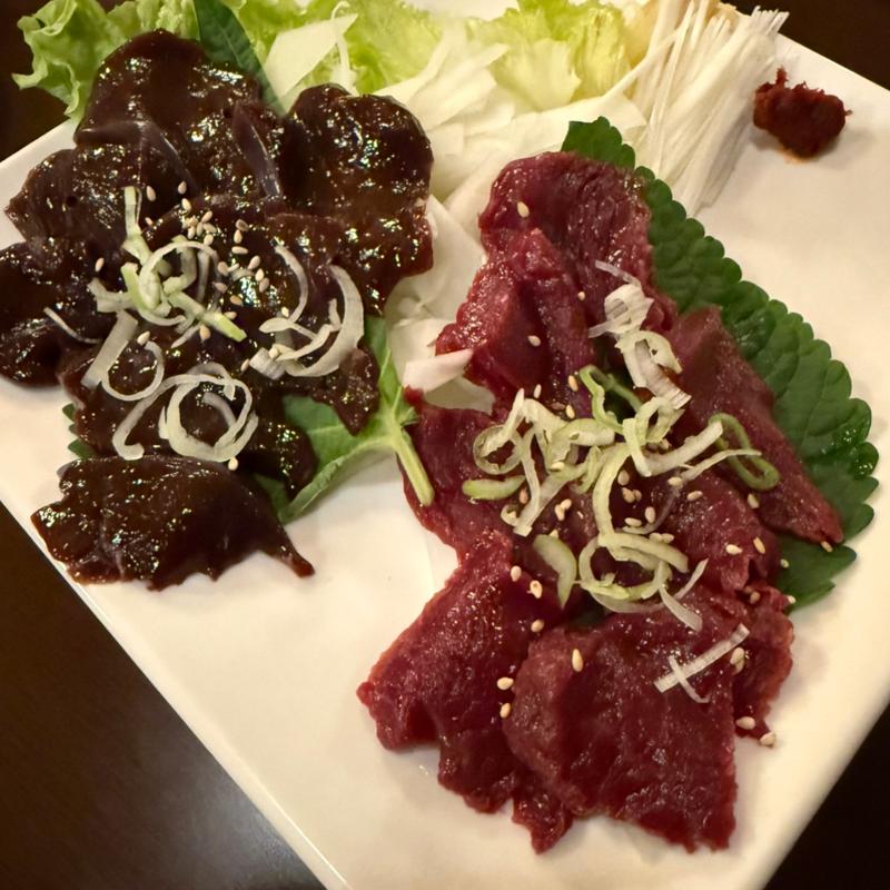 会津馬刺し赤身レバー盛り合わせ(韓国居酒屋釜山 )