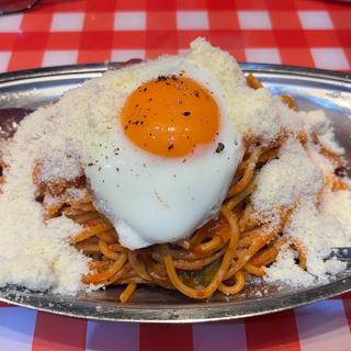 ナポリタン大盛り目玉焼きのせ