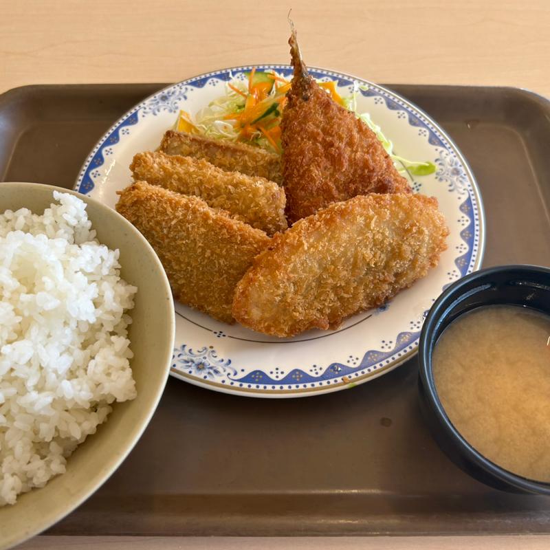 ミックスフライ定食(大遠会館 まぐろレストラン )