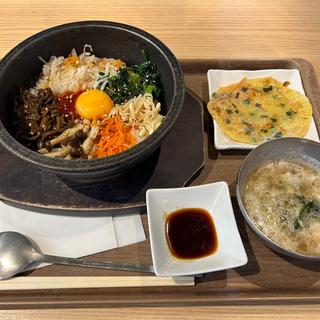 石焼ビビンバ チヂミ付き(KOREAN KITCHEN マシッタ)