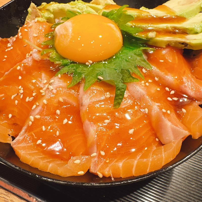 サーモンとアボカドのユッケ丼(味道楽 弁天本店)