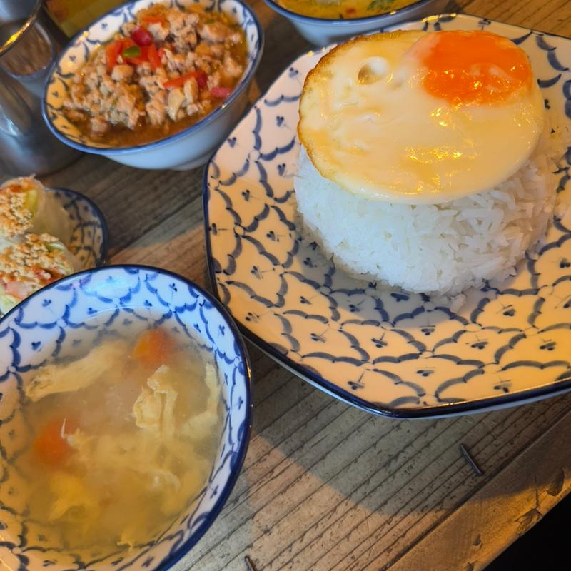 ハーフガパオ&ハーフゲンキョーワン(タイ・イサーン料理ヤムヤム 恵比寿)