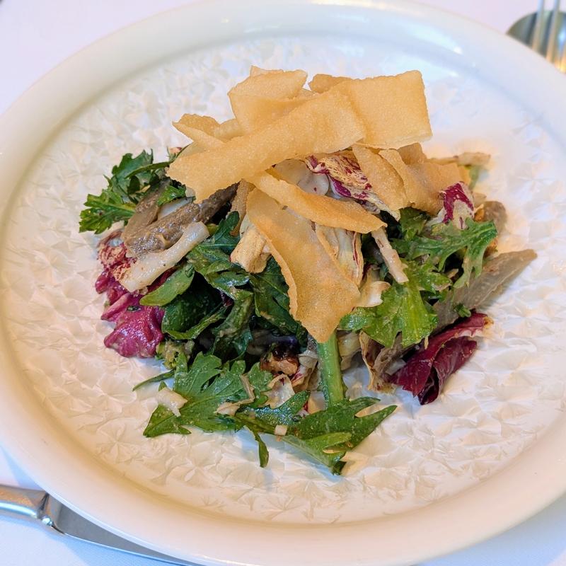 冬のサラダ 春菊、根菜、くるみと麹のドレッシング(テストキッチン エイチ)