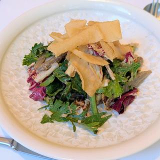 冬のサラダ 春菊、根菜、くるみと麹のドレッシング(テストキッチン エイチ)