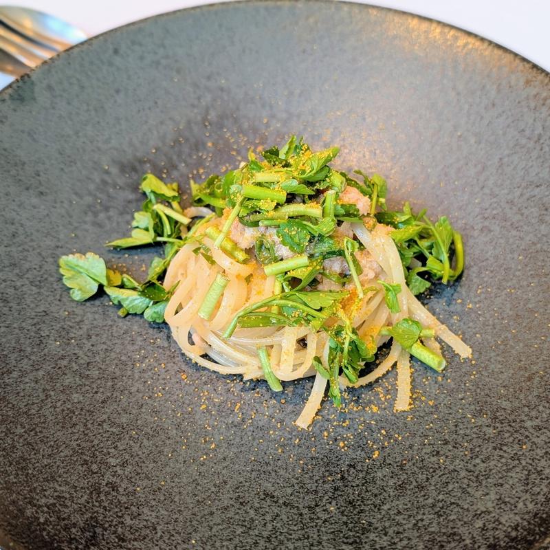 紅ズワイガニ、芹、青唐辛子 カラスミ掛け(テストキッチン エイチ)