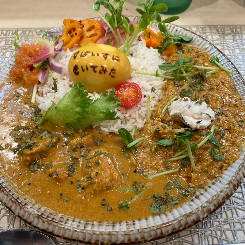 チキンと今月のカレー（酒粕）のあいがけ　とろとろ熟玉子トッピング(すぱいすにきいてみた＠plants)