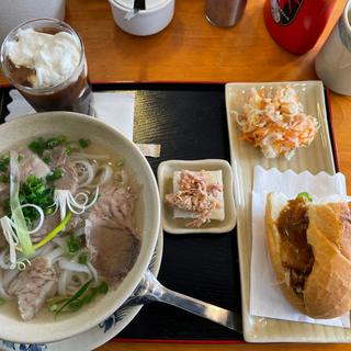 牛肉フォー＋バインミー（半分）＋コーヒー(VIETNAMESE CUISINE - NHÀ HÀNG VIỆT NAM- PHỞ VIỆT- COFFE VIỆT NAM- ベトナム料理レストラン)