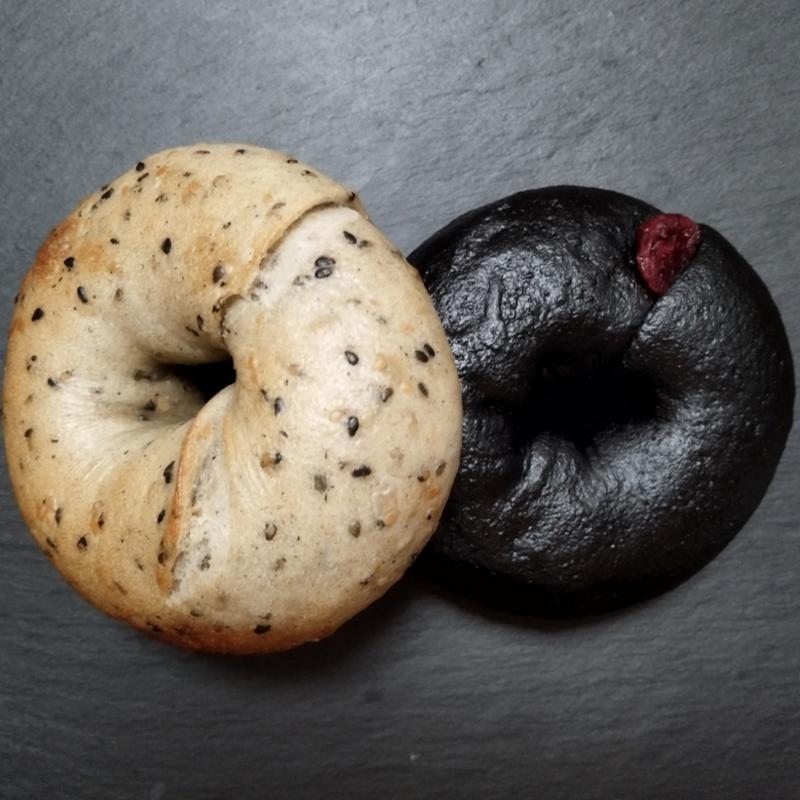 キンピラクリームチーズベーグル、ブラックベーグル(土曜と日曜とソフトクリームとベーグル)