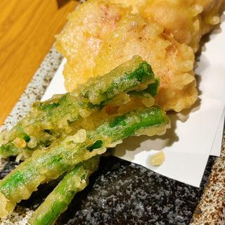 鶏とアスパラの天ぷら(全席完全個室居酒屋 海鮮としゃぶしゃぶ とら-TORA- 札幌駅前店)