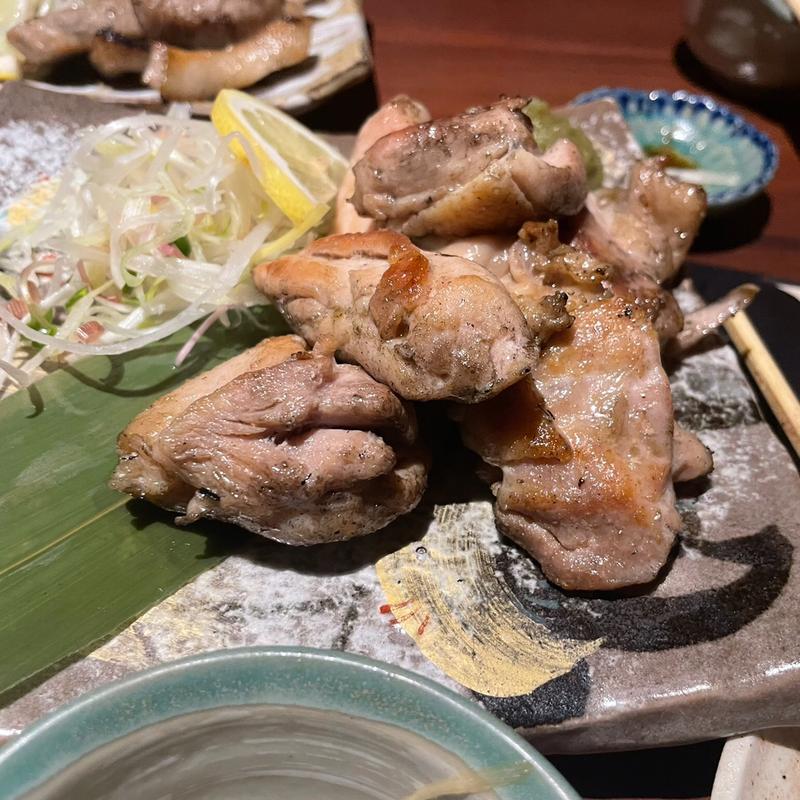 備中高原鶏もも肉の藁焼き(藁焼き小屋 た藁や 茨木店)