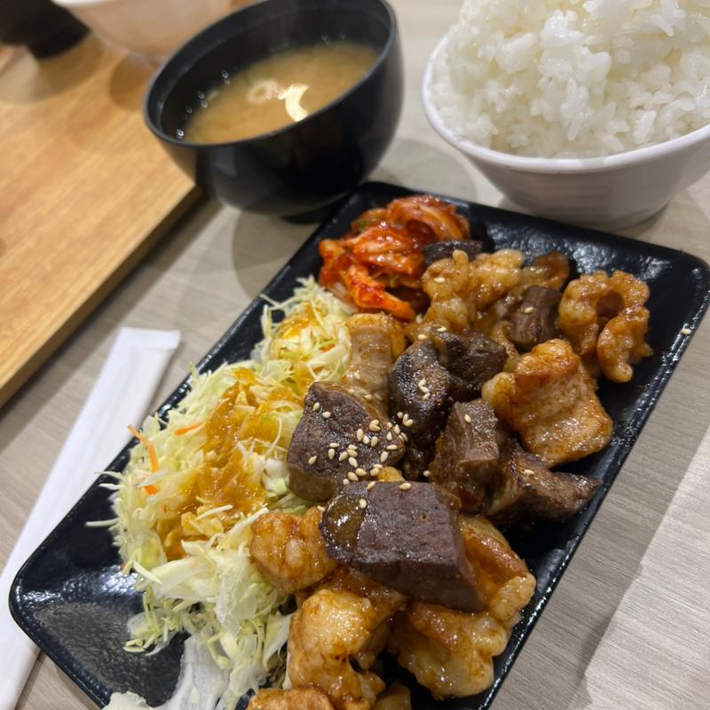 ホルモンミックス定食(鉄板焼 博多天神ホルモン 三井アウトレットパーク マリンピア神戸店)