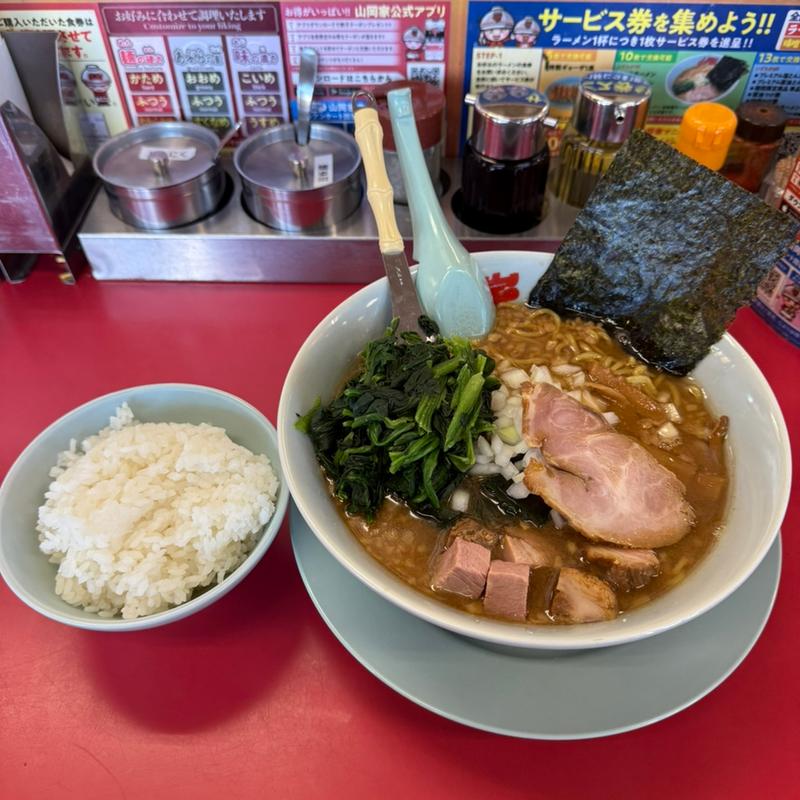 プレミアム醤油とんこつラーメン　半ライス　コロチャー　ほうれん草(ラーメン山岡家 越谷レイクタウン店)