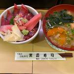 スペシャルまぐろ丼（味噌汁をあら汁に変更）(男爵寿司 十条店)