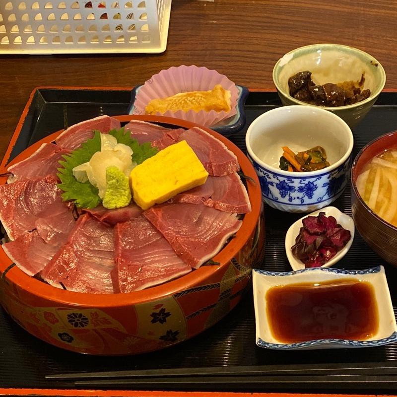佐渡産・寒ブリ丼(源七 くろとり食堂)