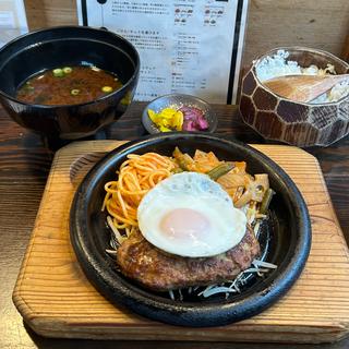 ぎんランチ(目玉焼きハンバーグ、ナポリタン、季節の野菜トマト煮)