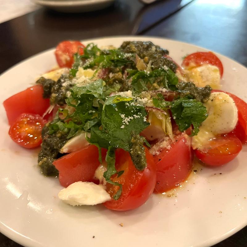 トマトとモッツァレラチーズのカプレーゼバジルソースかけ(ビストロ グルナッシュ （B'stro Grenache）)