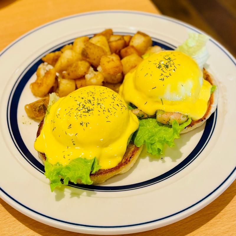 バジルシュリンプとアボカドのエッグベネディクト(Eggs 'n Things 湘南江の島店)