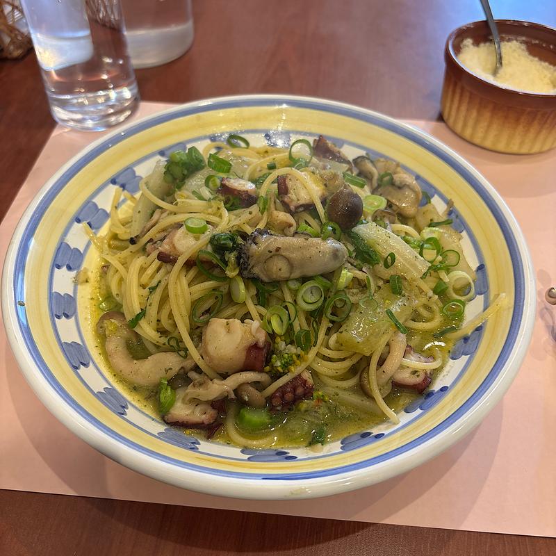 広島産カキとタコ•季節野菜のジェノベーゼソーススパゲッティ(タベルナ・パパ )