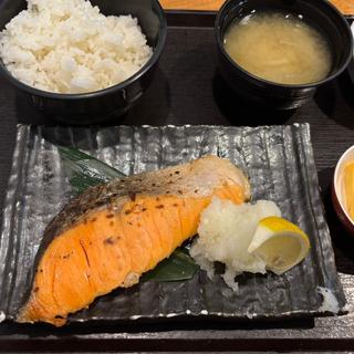 厚切り鮭定食(魚と米)
