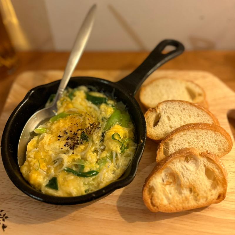 しらすと九条葱のオムアヒージョ(ネコシャク)