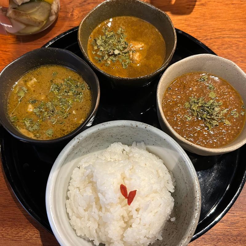 3種あいがけ(スパイスカレー新海　大門店)