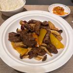 牛肉とキノコの麻辣醤炒め(中国飯店 倶楽湾)