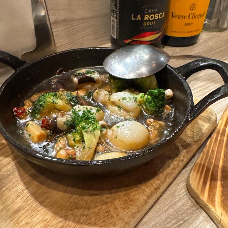 イカ、タコ、ブロッコリーのアヒージョ(黒毛七厘)