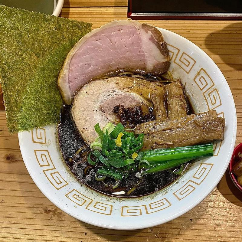 黒二犀 やわらか豚バラチャーシュー(極麺 青二犀 （ゴクメン アオニサイ）)