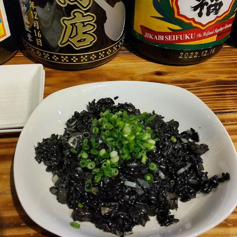 イカスミチャーハン(ツル商店)