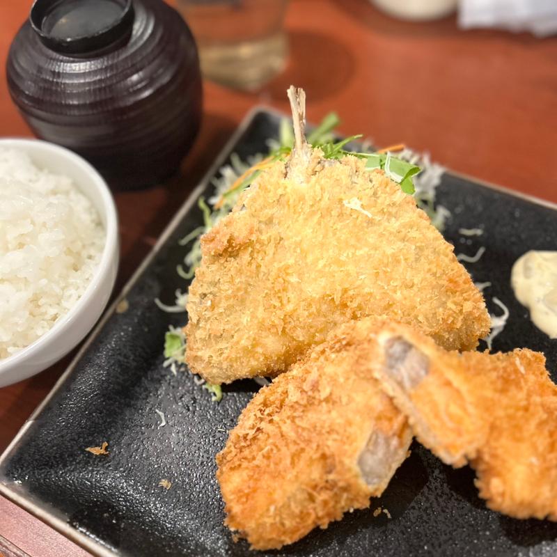 アジフライとサーモンフライ定食(洋食とらひげ)