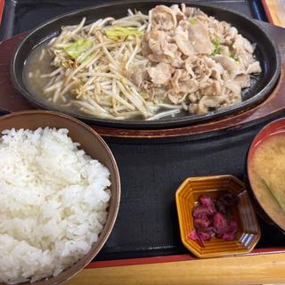 国産豚の塩にんにく鉄板定食(みや古食堂 （みやこしょくどう）)