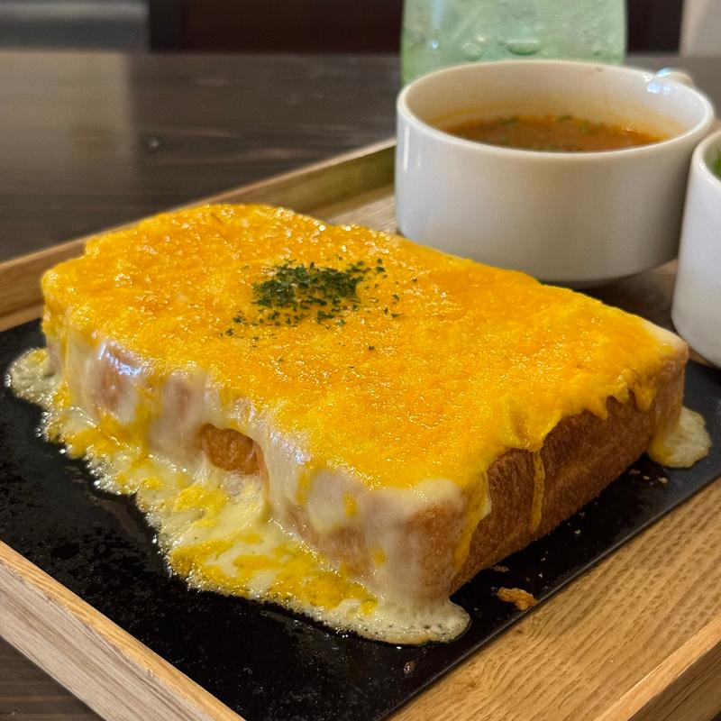 金の卵ピザトースト(いこい珈琲)