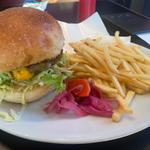 特性チーズバーガー　フライドポテト　ピクルス添え